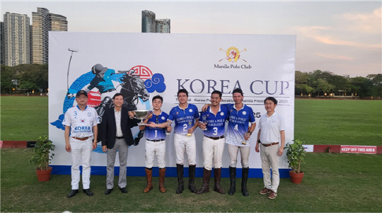 대한폴로연맹은 지난 15일 필리핀 마닐라폴로클럽에서 제2회 대한폴로연맹 마닐라 프레스티지컵 행사를 열었다. 왼쪽부터 조준희 대한폴로연맹 회장, Alex Revilla 마닐라폴로클럽 회장. 맨 오른쪽은 이상화 주필리핀한국대사관 대사.   [대한폴로연맹 제공]